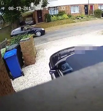 Un conducteur sort de chez lui tranquillement mais ce qui se passe est fou