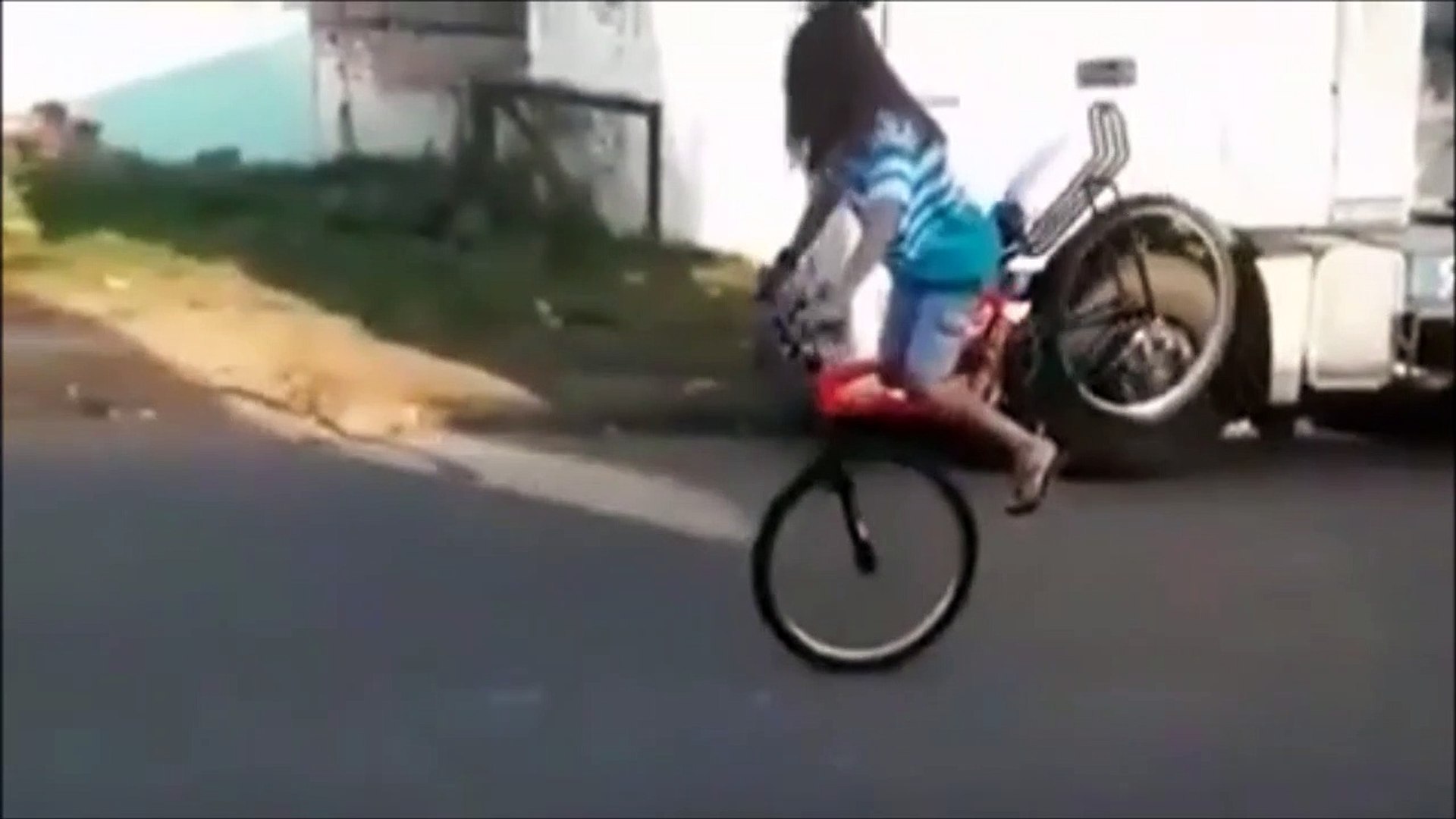 Elle Se Prend Une Gamelle Enorme A Velo Mais Pas Comme On S Y Attend Video Dailymotion