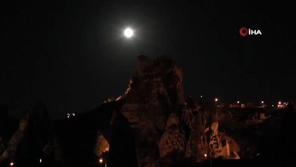 Kapadokya'da "Parçalı Ay Tutulması" kartpostallık görüntüler oluşturdu