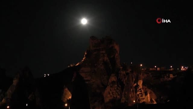 Kapadokya'da Parçalı Ay Tutulması kartpostallık görüntüler oluşturdu