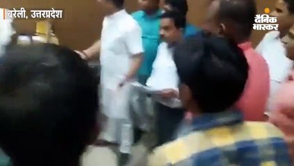 मेयर ने नगर स्वास्थ्य अधिकारी को हाथ पकड़कर खींचा