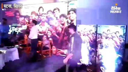 ऋतिक ने सुपर 30 के संस्थापक आनंद को सम्मानित किया