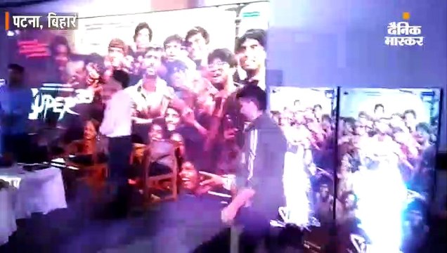 ऋतिक ने सुपर 30 के संस्थापक आनंद को सम्मानित किया