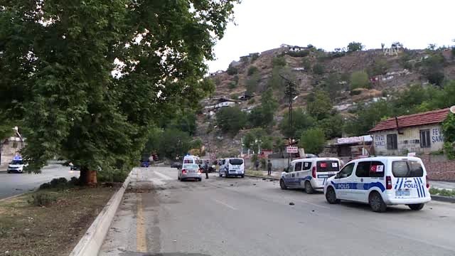 Hurdaya dönen otomobilden burnu bile kanamadan çıktı