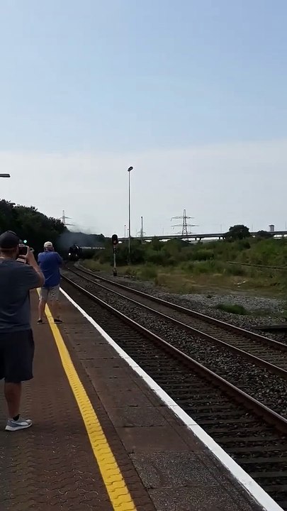 Quand tu attends le passage d'un ancien train, et qu'un autre vient le cacher