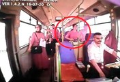 Hareket halindeki otobüsten düşen genç kızın korkunç ölümü kameralara yansıdı
