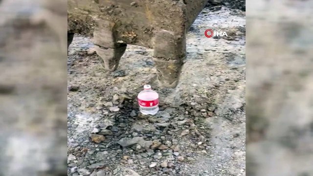 Kepçe operatörü de 'Bottle Cap Challenge' akımına uydu, kepçe ile kola şişesinin kapağını böyle açtı