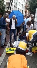 Yaşlı adam, dikkatsiz sürücü yüzünden aracın altında kaldı