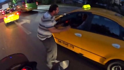 Şişli'de minibüs şoförü taksiciyi darp etti