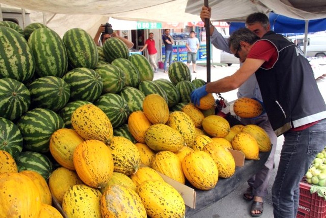 Torbacılara yönelik yapılan operasyonda Polis, karpuz ve kavunların arasında uyuşturucu aradı