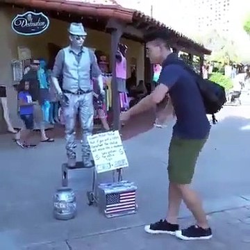 Un artiste de rue et un touriste exécutent des magnifiques pas de danse robotique