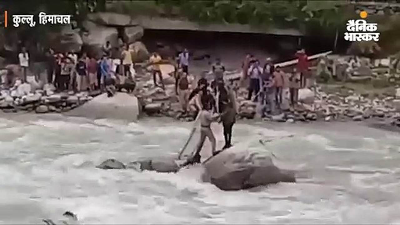 सेल्फी लेते उफनती ब्यास नदी में गिरा युवक, दमकल...
