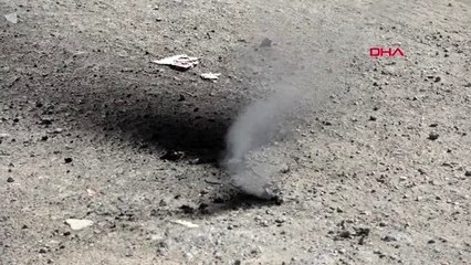 SULTANGAZİ'DE YOLDAKİ ÇATLAKLARDAN ÇIKAN DUMAN PANİĞE NEDEN OLDU