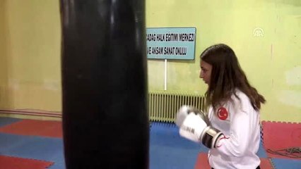 Gündüz kayısı topluyor, akşam antrenman yapıyor
