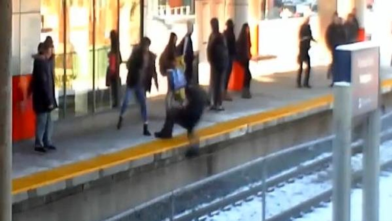 Bir anda ortaya çıkıp yaşlı kadını raylara itti! O anların görüntüleri yayınlandı