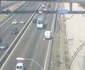 VÍDEO: ante una avería evita ser atropellado tal y como le pasa a este hombre. Extrema la precaución