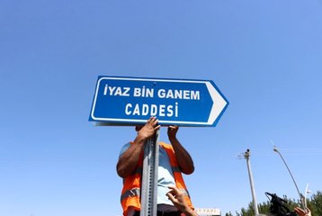 Belediye değiştirdi, valilik söktü, eski tabela yeniden yerleştirildi