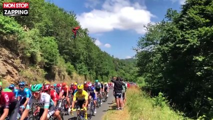 Tour de France : Le saut incroyable d'un vététiste au-dessus des coureurs (vidéo)