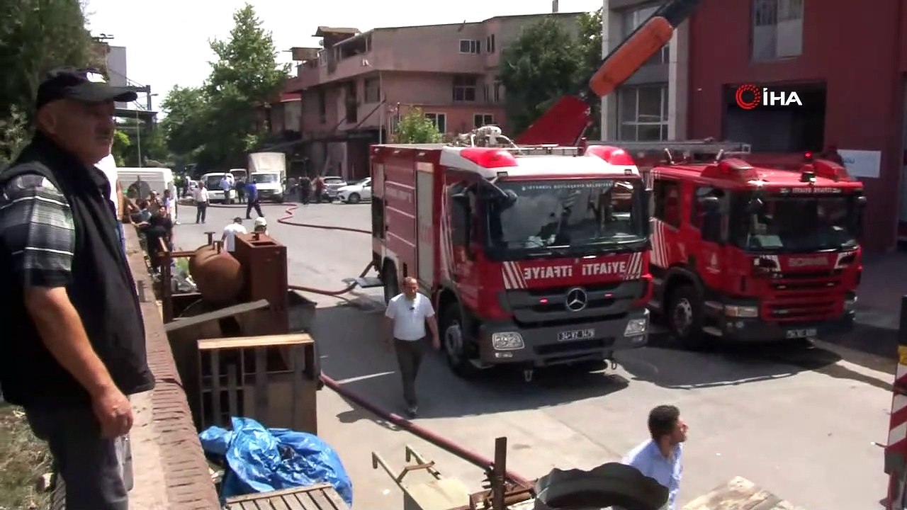 Başakşehir İkitelli Pik Dökümcüler Sanayi Sitesi'nde  bulunan bir imalathanenin depo bölümünde yangın çıktı. Yangına çok sayıda itfaiye ekibi müdahale ediyor