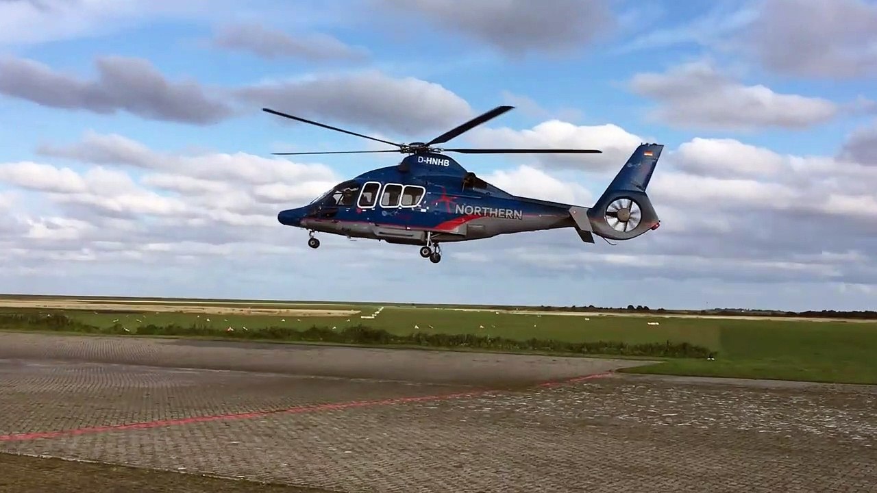 Un hélicoptère décolle avec ses pales immobiles