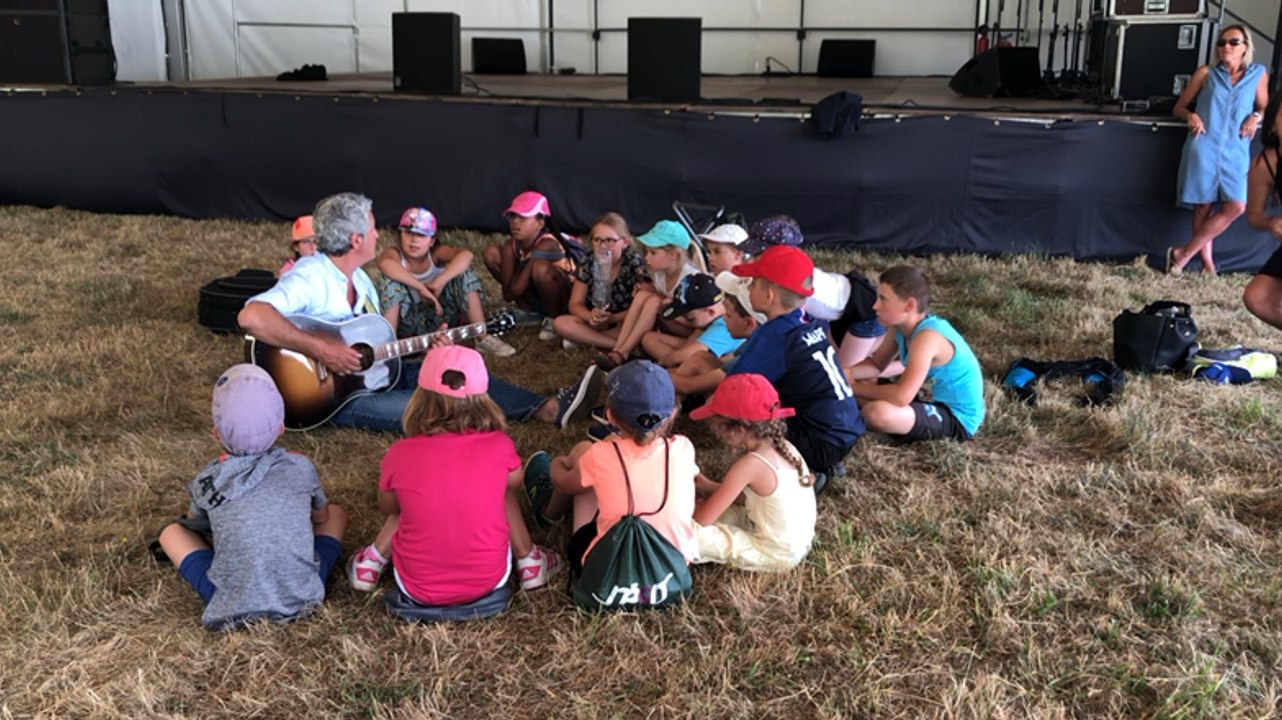 Les enfants rencontrent le chanteur Alain Schneider