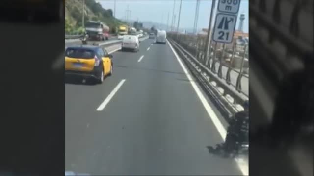 Iba en busca de su pensión y acabó en la Ronda Litoral de Barcelona con su silla de ruedas