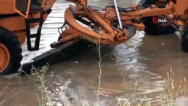 Uşak-İzmir karayolu yağış nedeniyle trafiğe kapandı