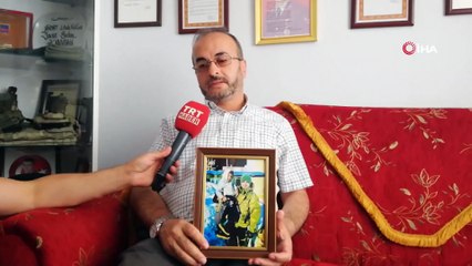 Şehit fotoğrafındaki yürek burkan detay