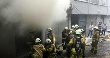 İstanbul'un göbeğinde korkutan yangın! Depo kısa sürede alevlere teslim oldu
