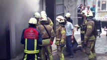 Fatih'te bulunan bir iş yerinin depo bölümünde yangın çıktı