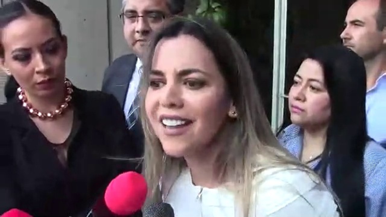 Wendy Vera se niega a responder las preguntas de la prensa