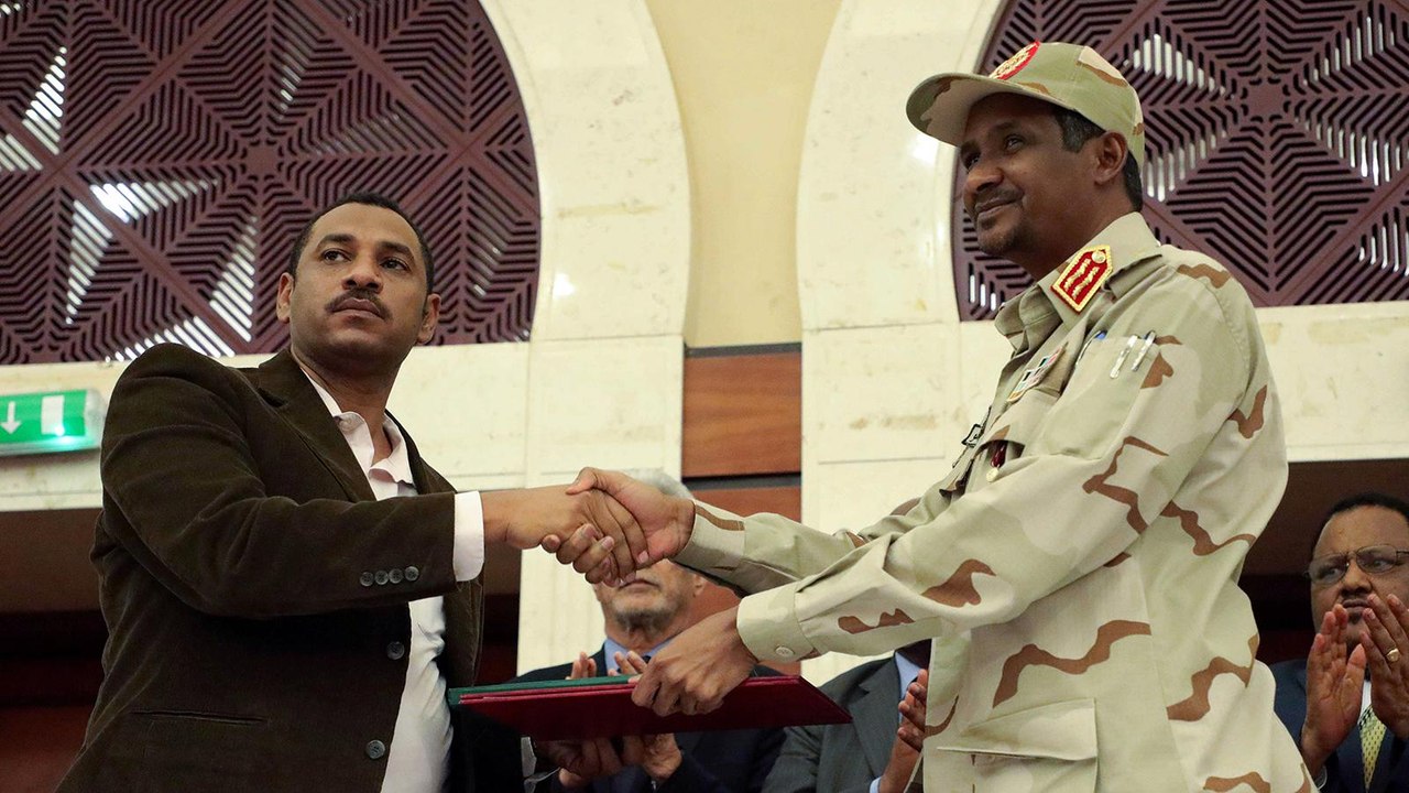 أطراف الأزمة بالسودان يوقعون أولى وثائق إدارة المرحلة الانتقالية