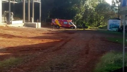 Homem é socorrido após ser atingido por base de concreto