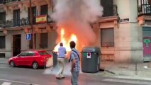 Arde un contenedor a escasos metros de la sede de Vox.