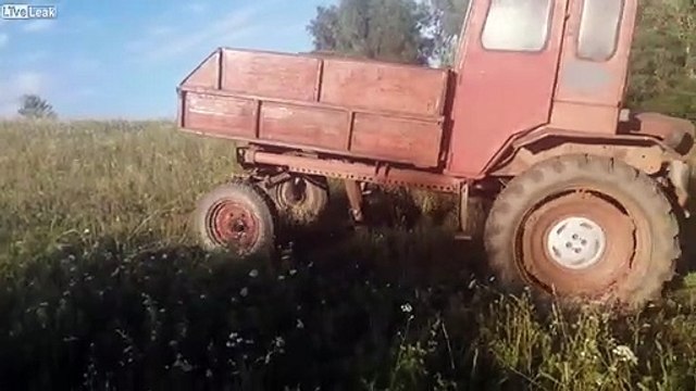 Remorquer une voiture avec un vieux tracteur... raté !
