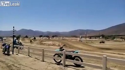 Saut en motocross : il se rate sur une bosse !