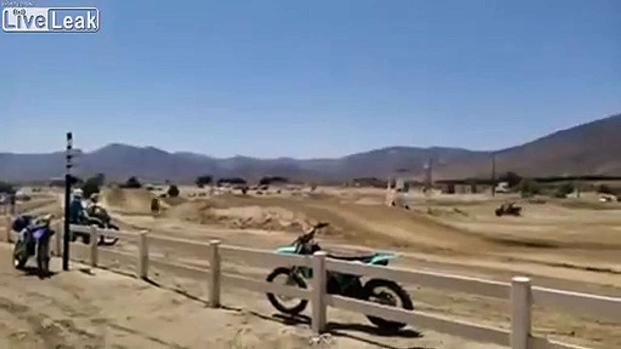 Saut en motocross : il se rate sur une bosse !