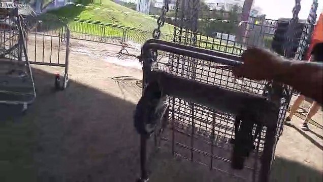 Québec : un manège fait de barrières et chariots de supermarchés !