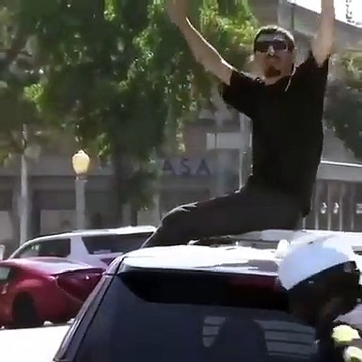 Il s'en prend à une voiture de police sous les yeux même des agents et se fait arrêter