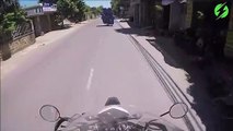 Ce motard transporte des dizaines de tonneaux sur sa moto... Joli