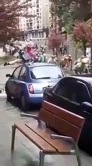 Un cycliste rate son virage et se prend une voiture en pleine face