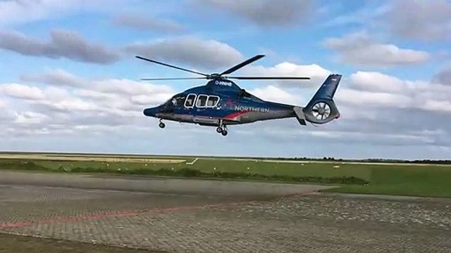 Les pales de cet hélicoptère en vol semblent être immobiles