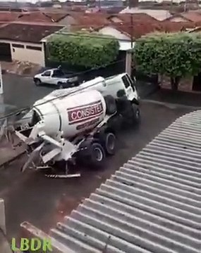 Un camion toupie se renverse et détruit toute la route