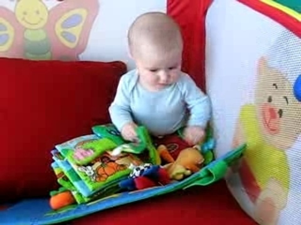 Mathis s'amuse dans son parc