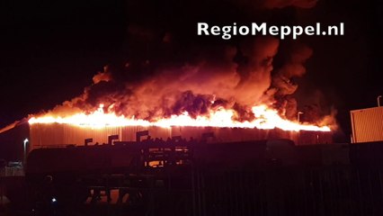 Zeer grote brand verwoest papier recyclings bedrijf - Staphorst
