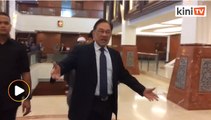 Isu kemelut dalam PKR, media tunggu Anwar di lobi Parlimen