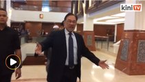 Isu kemelut dalam PKR, media tunggu Anwar di lobi Parlimen