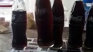 Yah Coca cola ke bottal main kaia hai Aik bottal com our aik zaida hai