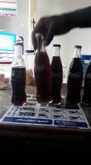 Yah Coca cola ke bottal main kaia hai Aik bottal com our aik zaida hai