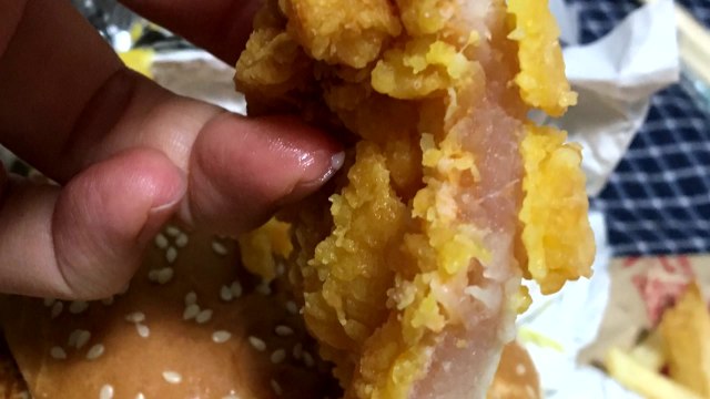 겉은 바삭, 속은 촉촉 ...맥도날드 '날고기 패티 버거' 논란 / YTN